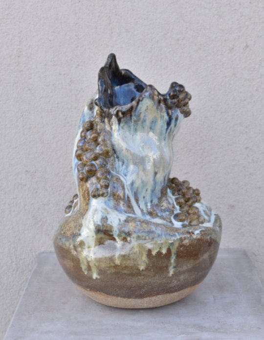 Skulpturel krukke - kan købes i Park Galleriet inde i Blokhus skulptur park