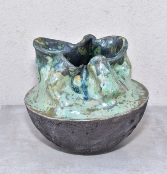 Skulpturel krukke H. 17 cm